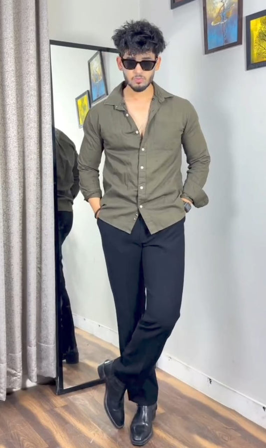 Men Slim Fit Regular Trousers & Spread Collar Casual Shirt
